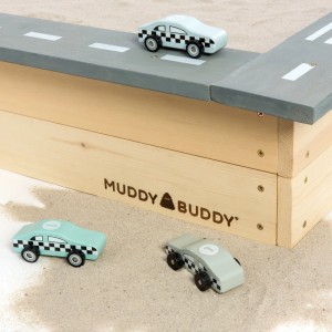 MUDDY BUDDY Sandkasten Highway Hero mit Spielstraße und drei Spielzeugautos.