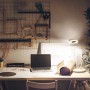Weiße Ledvance Sun@Home Smart+ Tischlampe (70 cm) auf Schreibtisch mit Laptop und Werkzeugen.