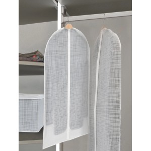 Zwei weiße Kleiderschutzhüllen Größe S im Kleiderschrank. Textile Aufbewahrung für Kleidung.