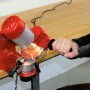 Einhell GC-CS 235 E Sägekettenschärfgerät in Nutzung, Zubehör für Kettensägen.