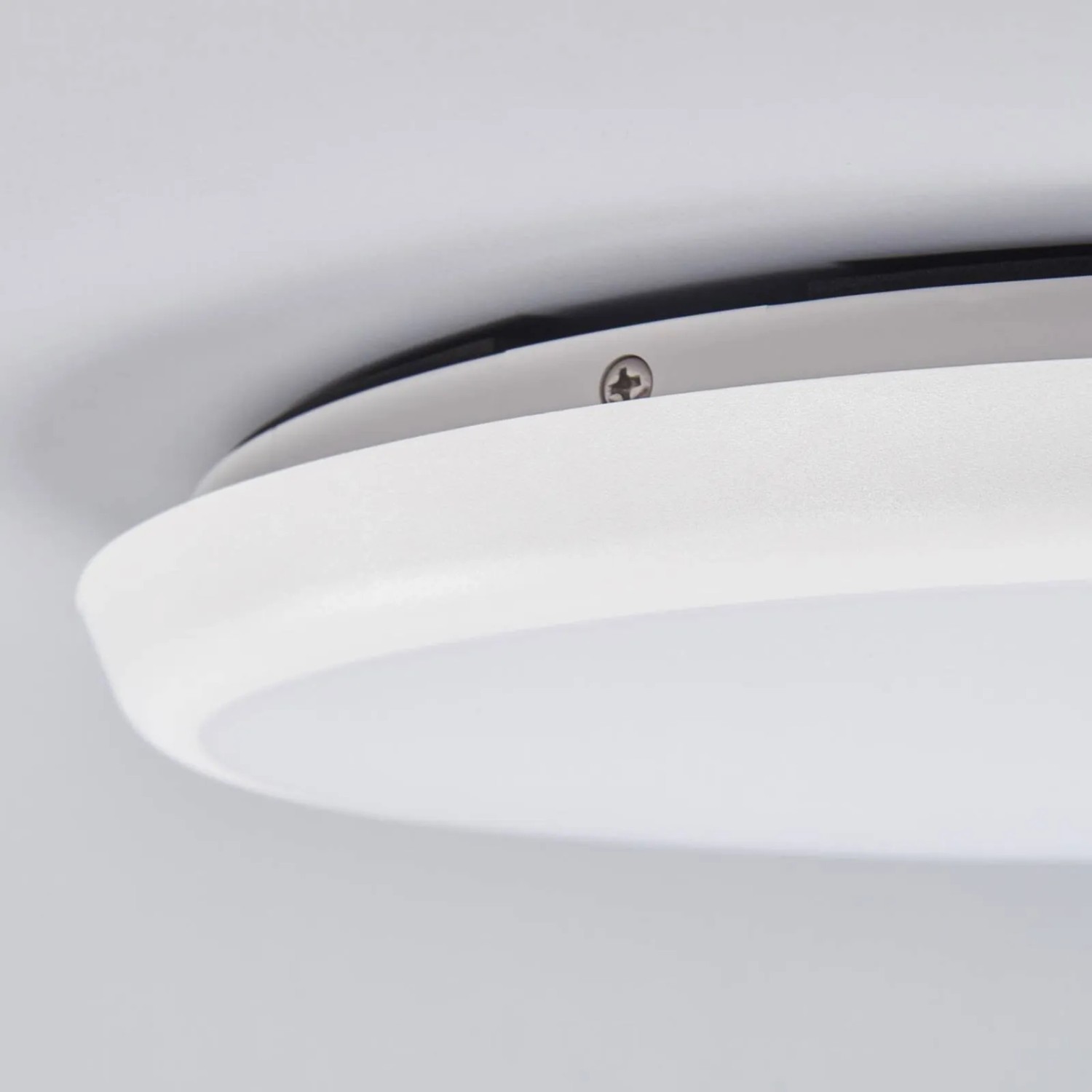 Weiße, runde Arcchio LED Deckenleuchte Augustin für Bad, dimmbar, IP54.