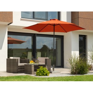 Schneider Marktschirm Bergamo, terracotta, mit Kurbel, auf Terrasse mit Gartenmöbeln.