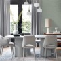 Wohnraum mit Origin Wallcoverings Tapete Ginkgoblätter Salbeigrün als Blickfang.