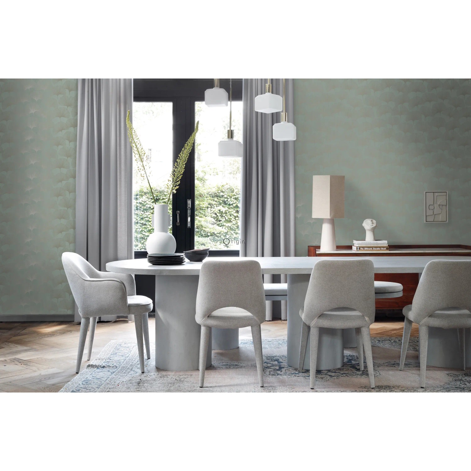 Wohnraum mit Origin Wallcoverings Tapete Ginkgoblätter Salbeigrün als Blickfang.