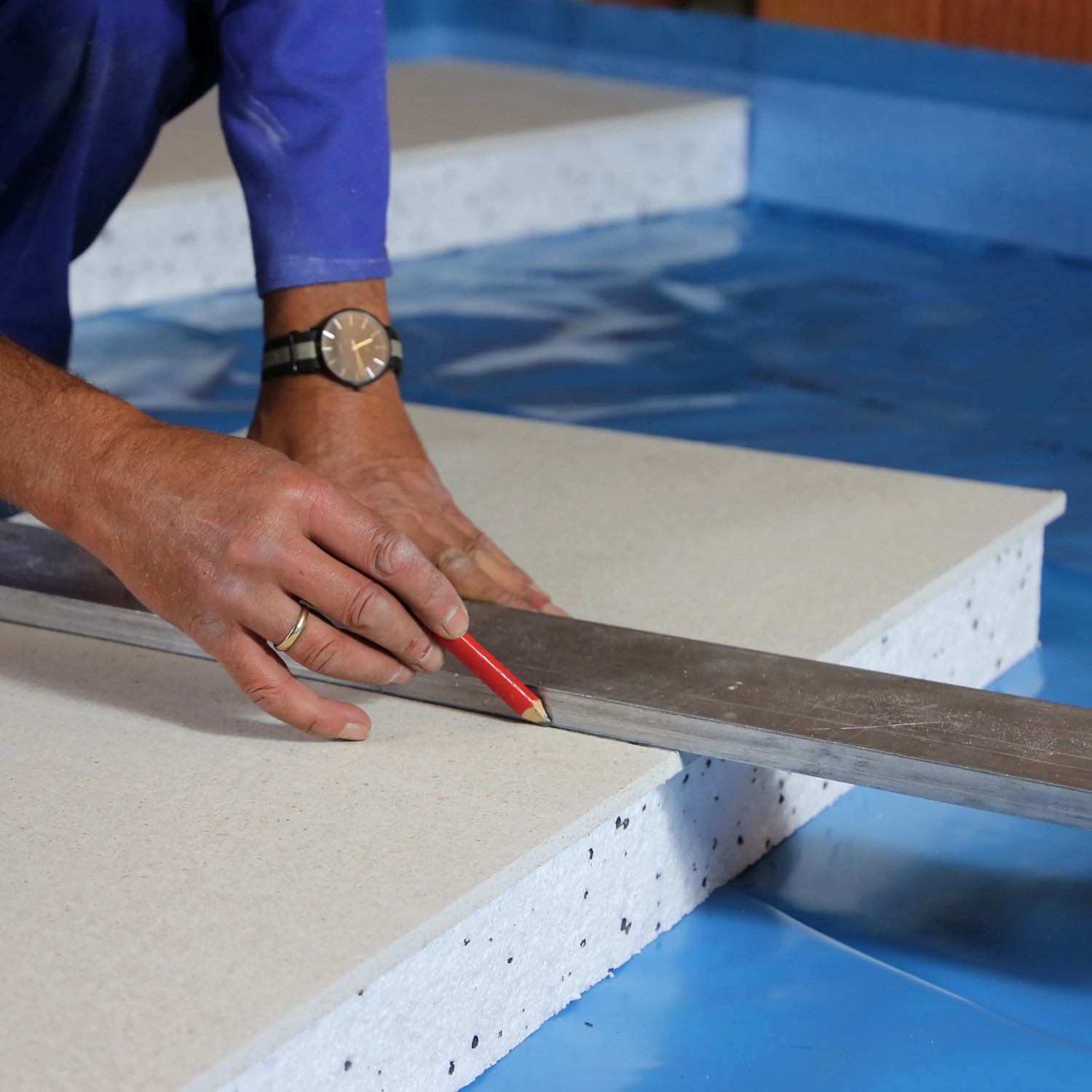 Zuschneiden einer EPS Dachboden-Dämmplatte (120mm) mit Gipsfaserplatte für den Dachausbau.