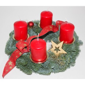 Adventskranz mit 4 roten Kerzen, goldenen Akzenten und Tannengrün, Durchmesser 30 cm.