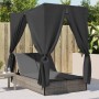 Graue Doppel-Sonnenliege mit Dach und Vorhängen aus Polyrattan für den Garten.