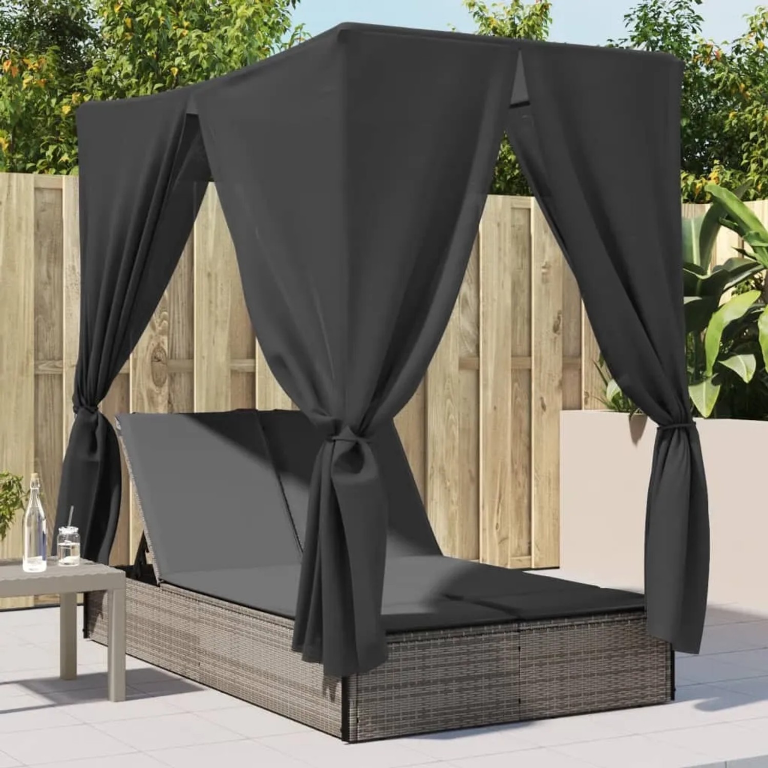 Graue Doppel-Sonnenliege mit Dach und Vorhängen aus Polyrattan für den Garten.