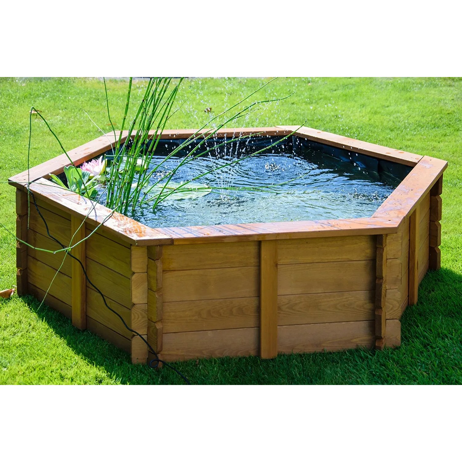 Hexagonaler Gartenteich aus Kiefernholz mit Teichfolie, befüllt mit Wasser und Pflanzen.