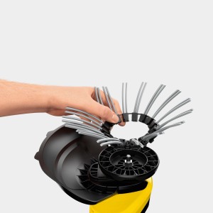 Detailaufnahme: Hand wechselt Borstenband am Kärcher Akku-Unkrautentferner WRE 18-55.