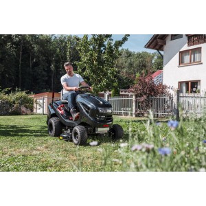 Schwarzer Al-Ko Benzin-Rasentraktor Easy 15-93.2 HD-A beim Rasenmähen im Garten.