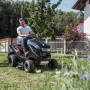 Schwarzer Al-Ko Benzin-Rasentraktor Easy 15-93.2 HD-A beim Rasenmähen im Garten.