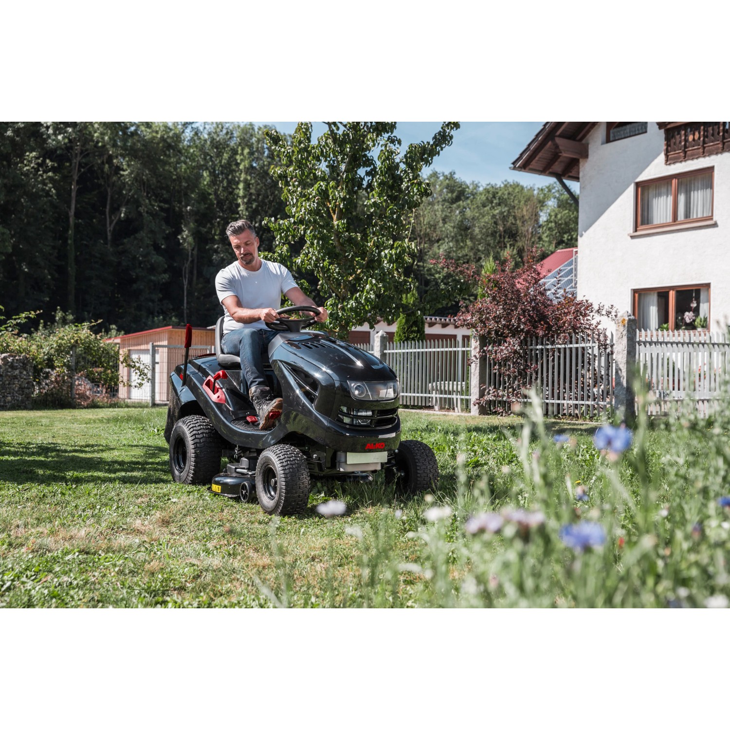 Schwarzer Al-Ko Benzin-Rasentraktor Easy 15-93.2 HD-A beim Rasenmähen im Garten.