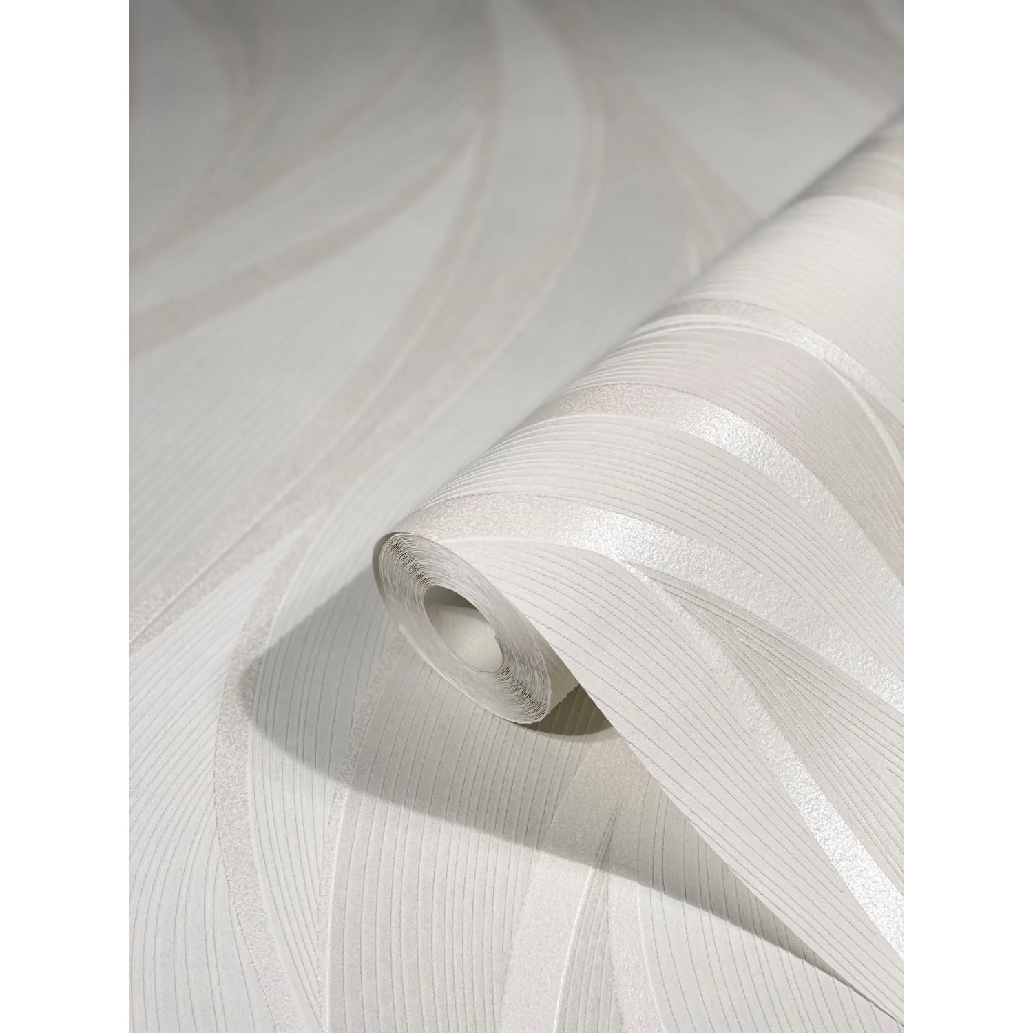 Beige Vliestapete mit grafischem Wellenmuster von Marburg, Rolle angeschnitten.