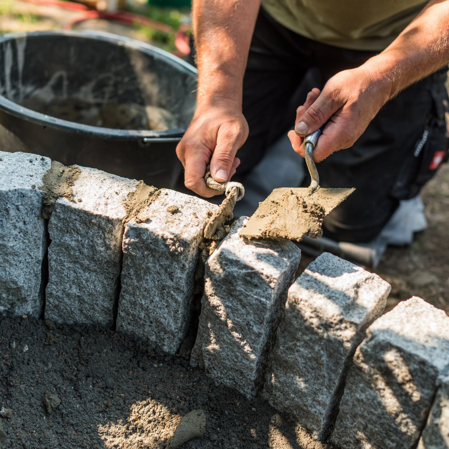 Verarbeitung von Randsteinen mit Pfosten- und Fundamentbeton 25 kg.