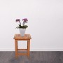 Garden Pleasure Universalhocker Max 1 Eiche mit Orchidee als Blumenständer.