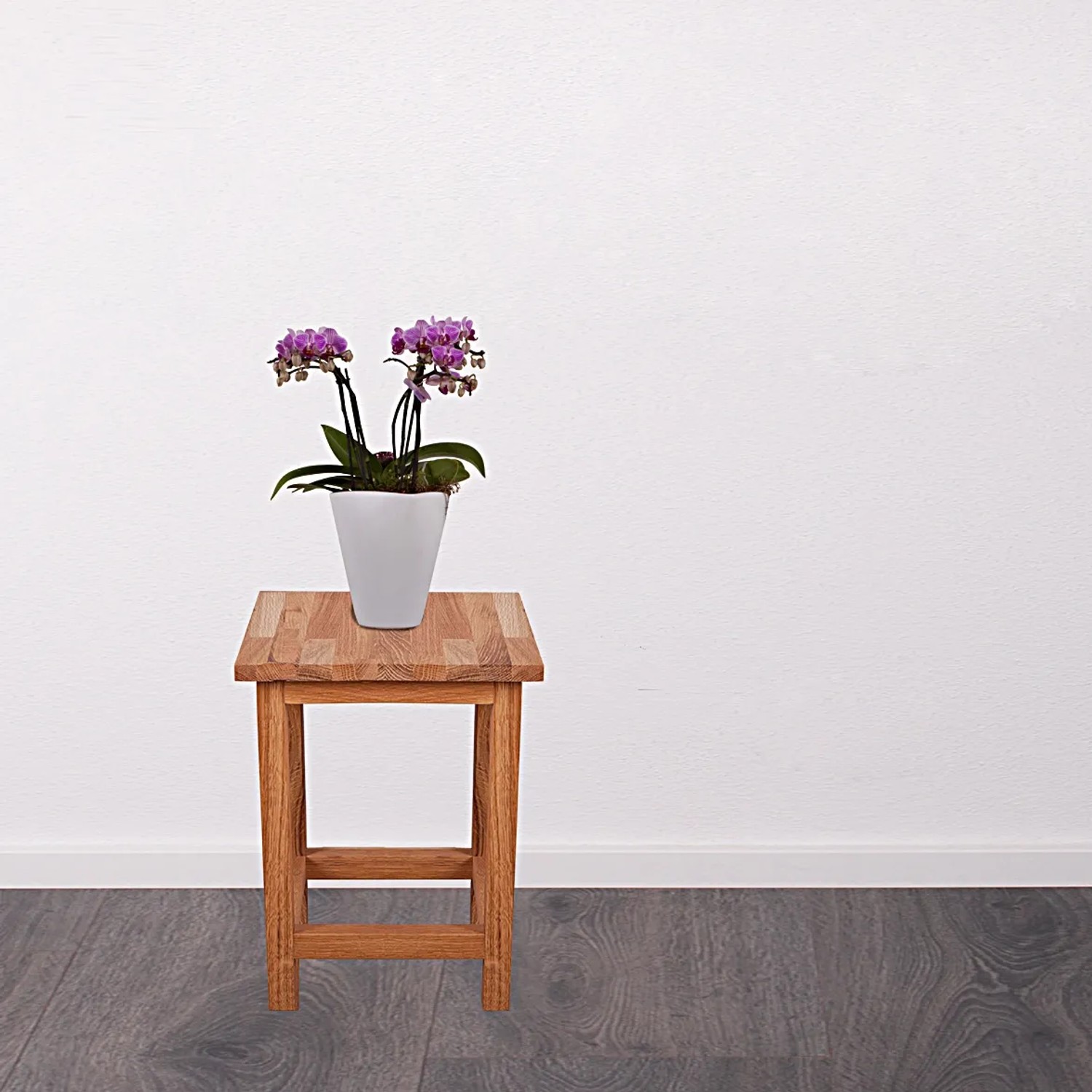 Garden Pleasure Universalhocker Max 1 Eiche mit Orchidee als Blumenständer.