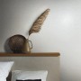 Weiße Marburg Vliestapete Uni Metalloptik im Schlafzimmer mit Deko.