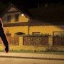 Westfalia Solar Außenspot Panta Safe Light mit Bewegungsmelder beleuchtet Hauswand.