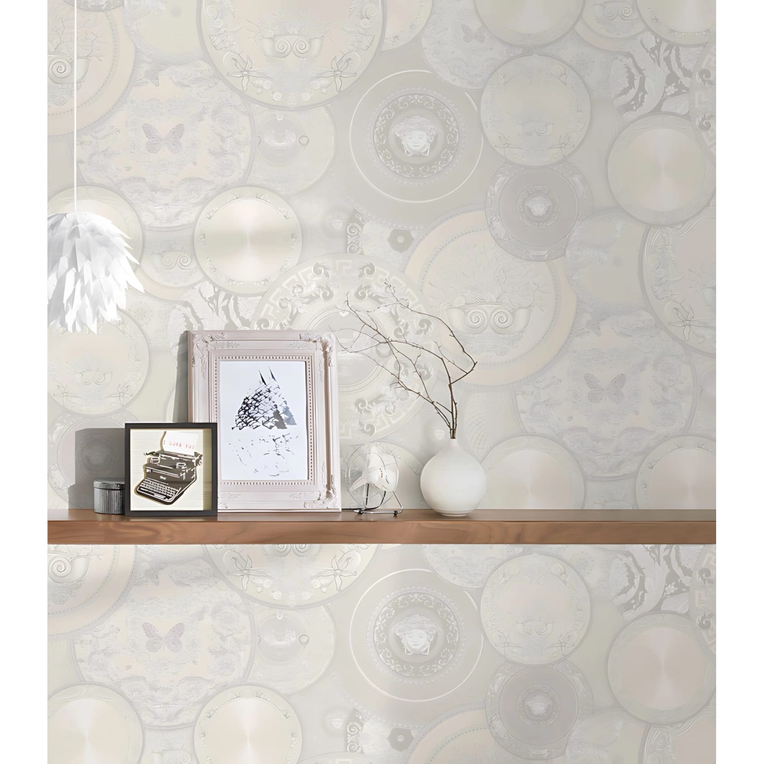 Grafische, glänzende Vliestapete in Silber, Weiß und Creme von PROFHOME. Dekorative Wandgestaltung.