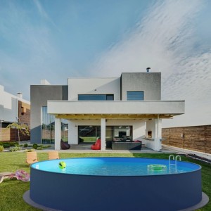 Runder Summer Fun Stahlwandpool, 450x120cm, anthrazit, mit blauer Folie im Garten.
