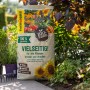 Sack Floragard Bio-Universalerde 50L im Garten, vielseitig einsetzbar für Pflanzen.