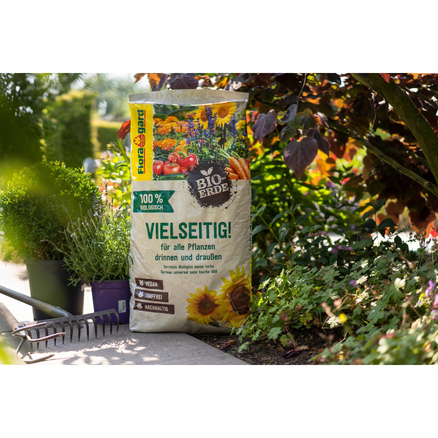 Sack Floragard Bio-Universalerde 50L im Garten, vielseitig einsetzbar für Pflanzen.