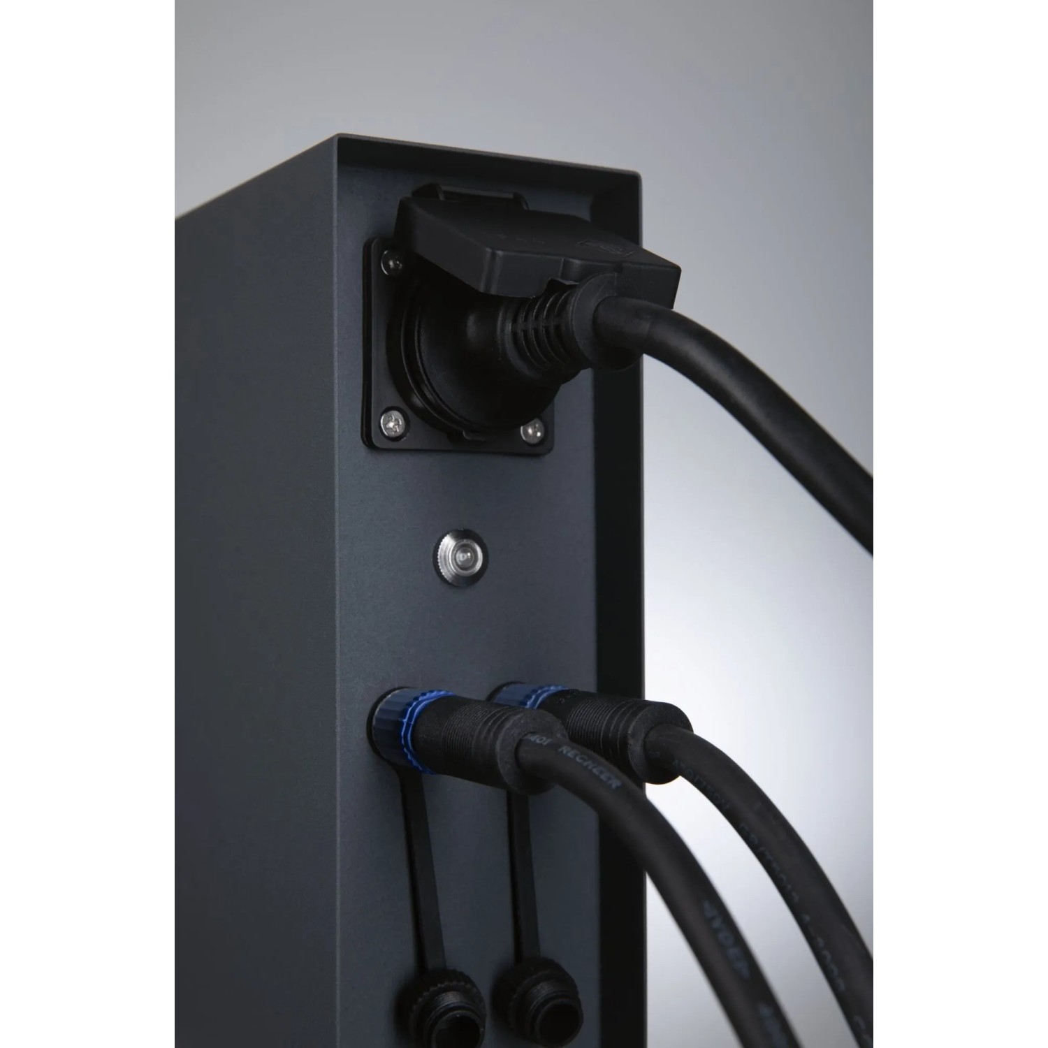 Paulmann Plug & Shine Rio Steckdosensäule anthrazit mit Kabeln und Dämmerungssensor.