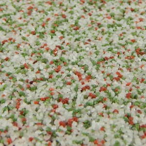 Terralith Buntsteinputz Mosaikputz in Weiss, Rot, Grün. Nahaufnahme des Effektputzes mit 2mm Körnung für Wände.