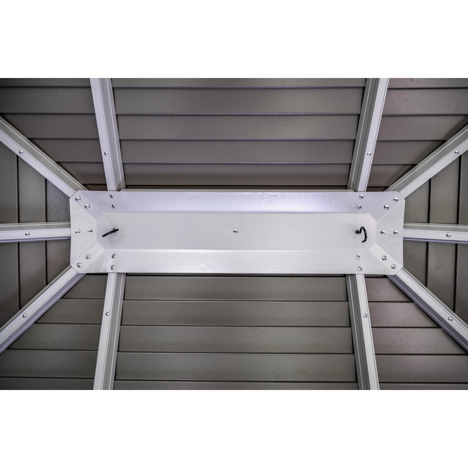Detailaufnahme des champagnerfarbenen Sojag Striano Pavillon-Dachs aus Aluminium und Stahl.