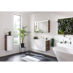 Fackelmann LED-Spiegelschrank Verona, 110 cm, 3-türig, Nussbaum Dekor im Badezimmer.