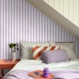 ESTAhome Vliestapete mit lila-weißem Streifenmuster an einer Wand mit Dachschräge im Schlafzimmer. Dekorative Tapete.