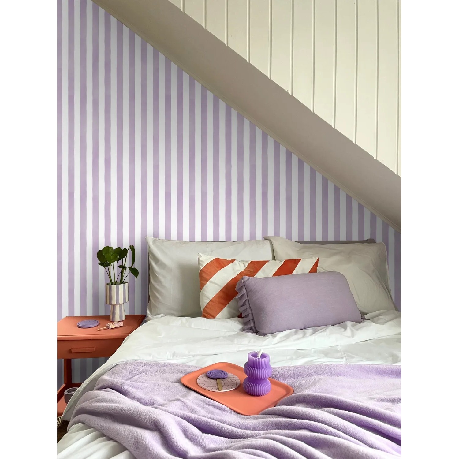 ESTAhome Vliestapete mit lila-weißem Streifenmuster an einer Wand mit Dachschräge im Schlafzimmer. Dekorative Tapete.