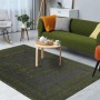 Moderner grüner Kurzflor Teppich (80x150 cm) im Wohnzimmer mit Sofa und Tisch.