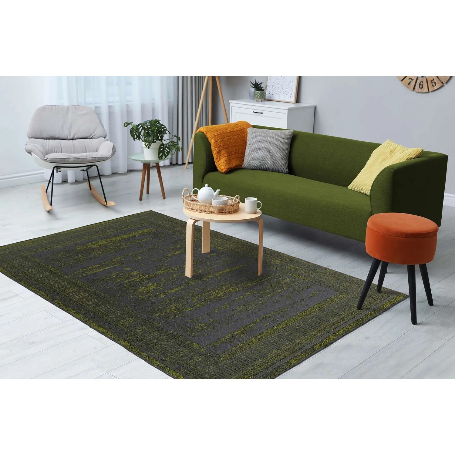 Moderner grüner Kurzflor Teppich (80x150 cm) im Wohnzimmer mit Sofa und Tisch.