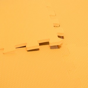 Detailaufnahme: Gelbe LittleTom Puzzlematte, 30x30 cm, für Babys & Kinder. Erweiterbar, isolierend.