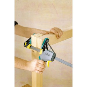 Wolfcraft Einhandzwinge EHZ Pro 100-150 im Einsatz beim Verleimen von Holz.