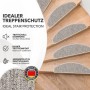 Halbrunde, selbstklebende, silberne Karat Stufenmatte Alto auf einer Holztreppe.