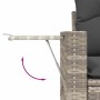 Detailaufnahme: Hellgraue Rattan Garten-Sofagarnitur mit ausklappbarem Seitentisch.