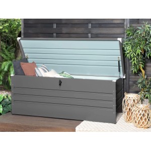 Graue Beliani Truhe CEBROSA (70x165x63) für Garten, mit geöffnetem Deckel und Kissen.
