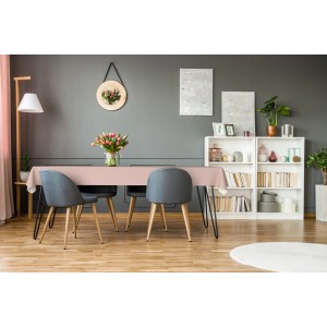 d-c-fix Tischdecke in Pfirsich auf Esstisch mit Stühlen und Blumenvase.