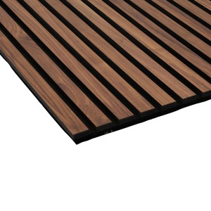Akustikpaneel Wandverkleidung Walnuss geölt mit schwarzen MDF-Leisten und Akustikfilz.