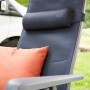 Siena Garden Campingliege Premium XL in Dunkelblau mit Kissen und Nackenrolle im Garten.