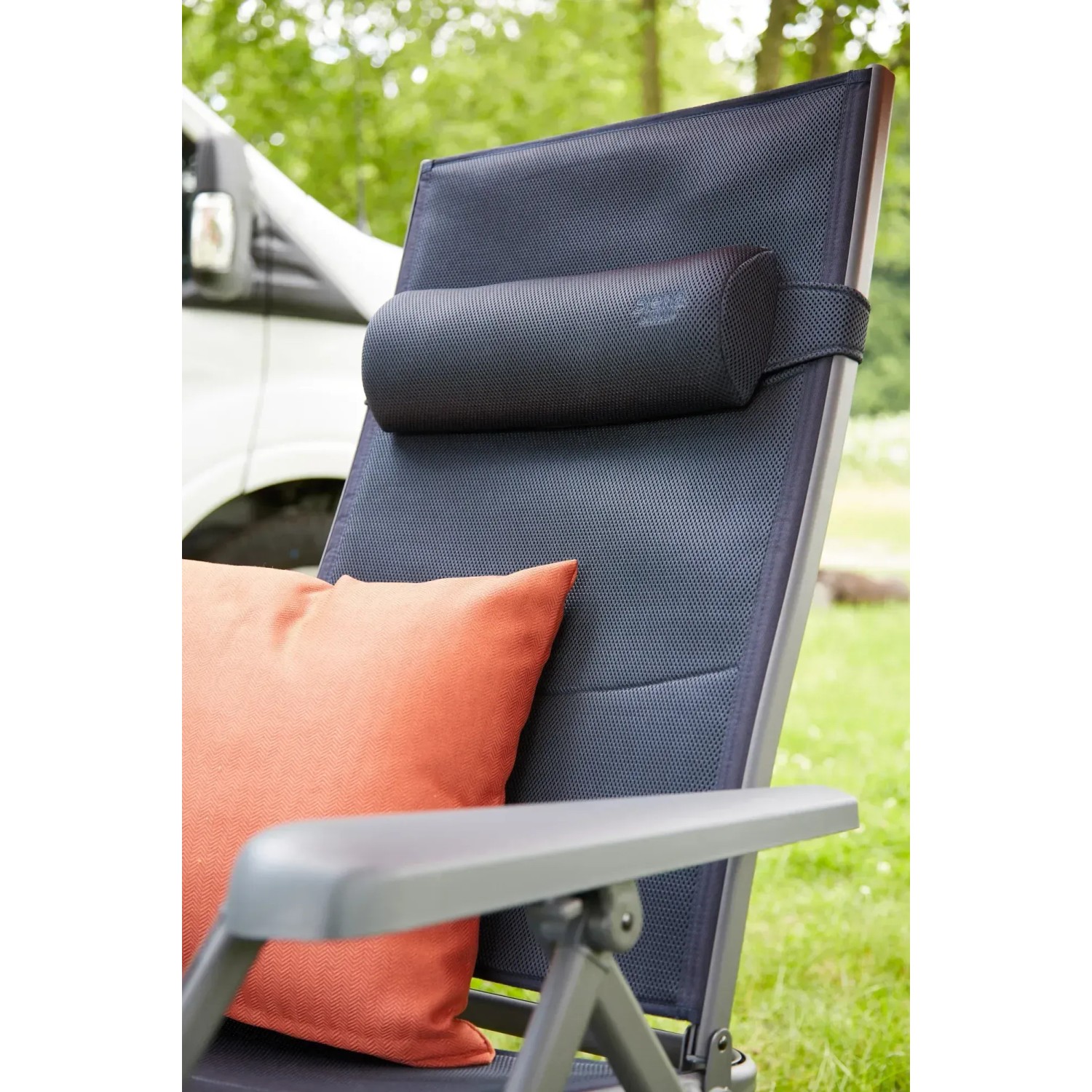 Siena Garden Campingliege Premium XL in Dunkelblau mit Kissen und Nackenrolle im Garten.