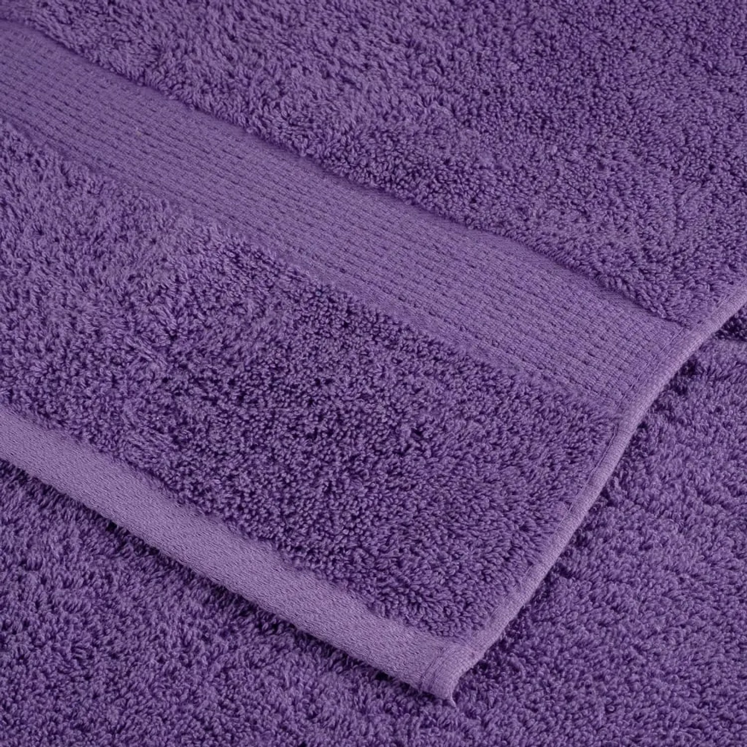 Nahaufnahme: Lila Premium Handtuch aus Baumwolle, 50x100 cm, flauschig.