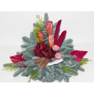 Grabgesteck Nobilis Erika, ca. 60 cm, mit Tanne, Zapfen und roter Deko für Gedenktage.