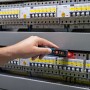 Hand prüft Stromkreis mit berührungslosem Bosch Professional Spannungsprüfer GVD 1000-17.