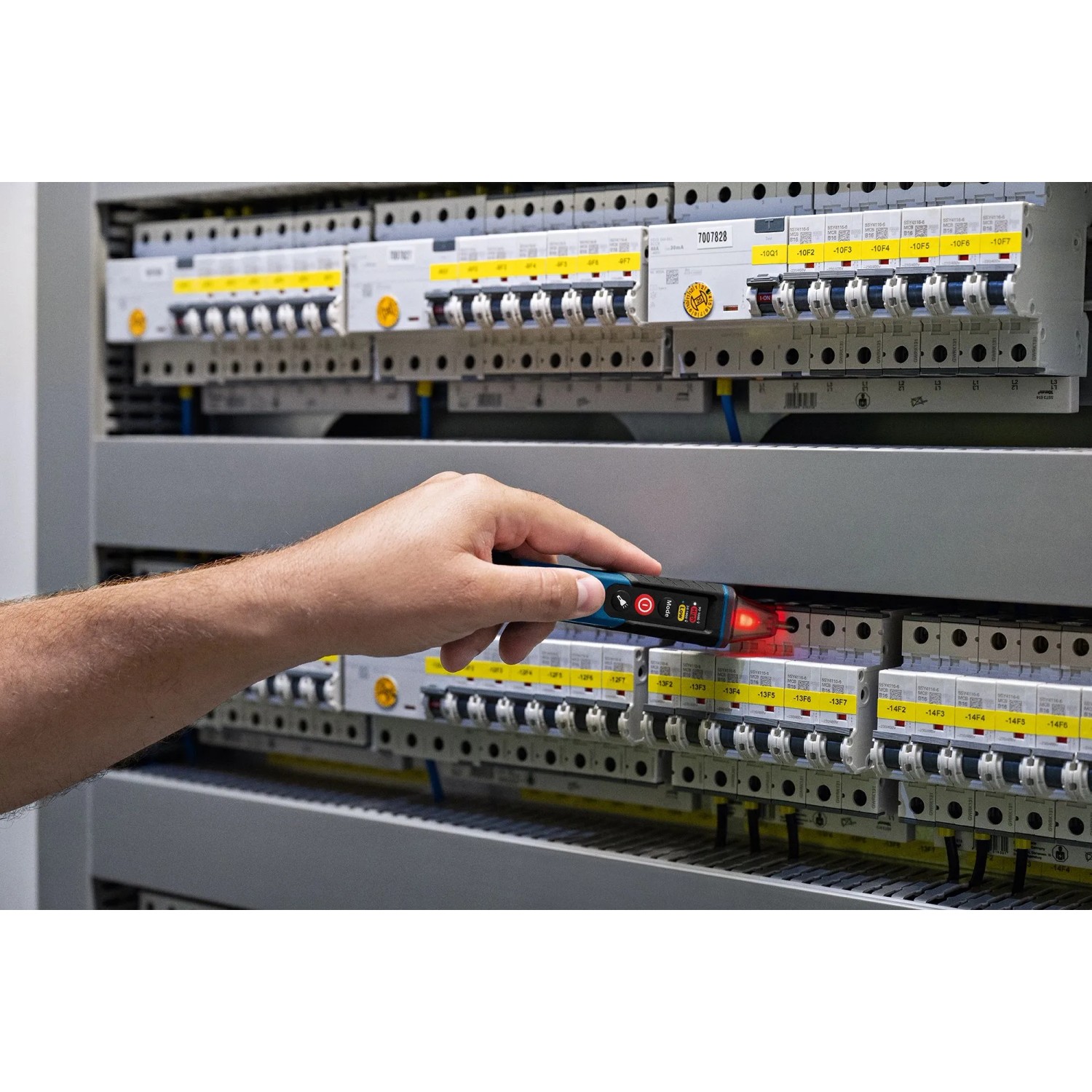 Hand prüft Stromkreis mit berührungslosem Bosch Professional Spannungsprüfer GVD 1000-17.