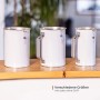 Drei HMF Spendendosen aus lichtgrauem Blech, zwei mit Griff, eine ohne, auf Holzregal. Verschiedene Größen.