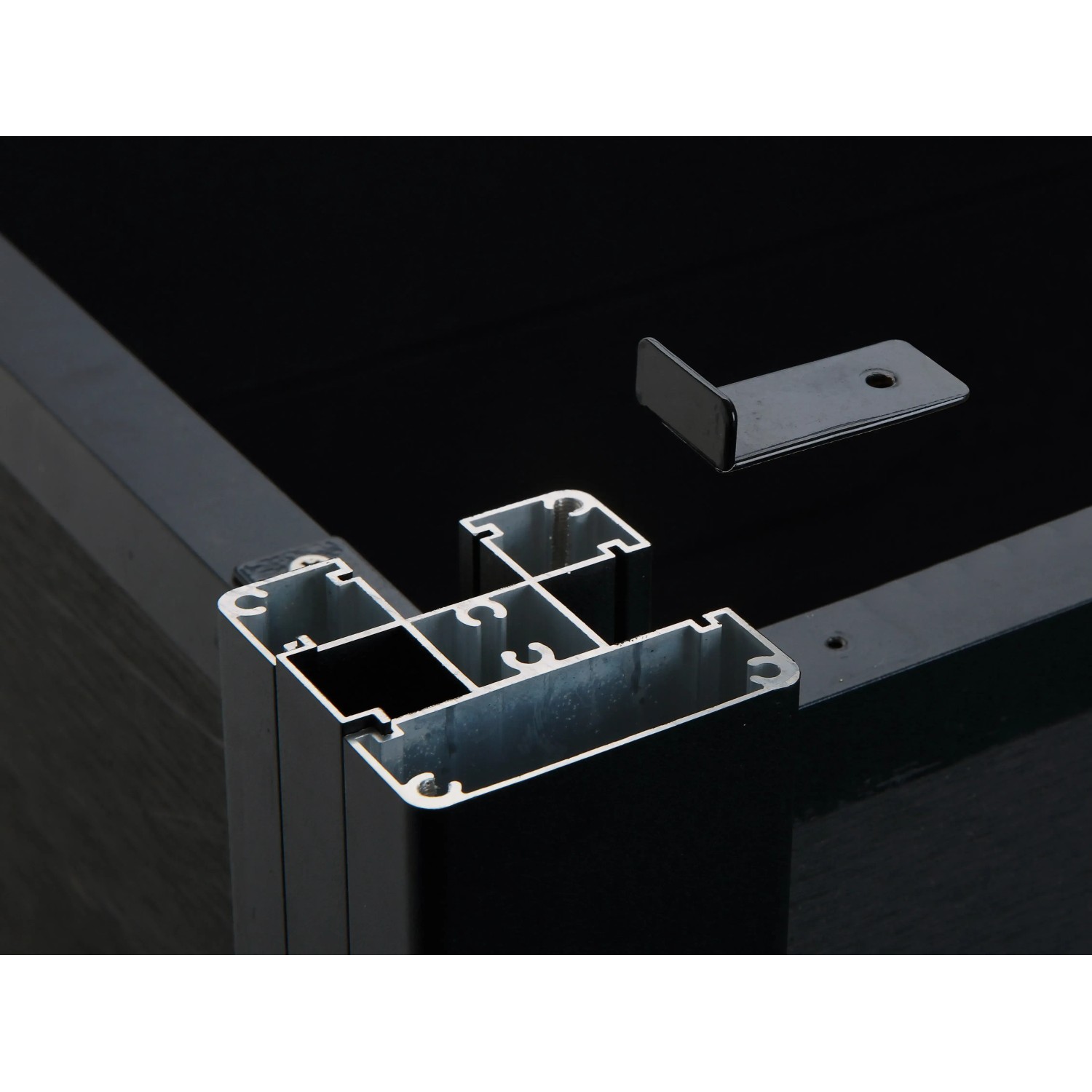 Zubehör-Set für WPC-Hochbeet: Module und Winkelverbinder aus Kunststoff für einfachen Aufbau.
